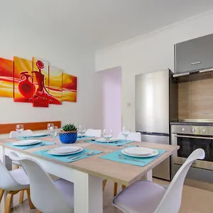 St Julian's Unique 3-bedroom Sleeps 9-10 San Giuliano
